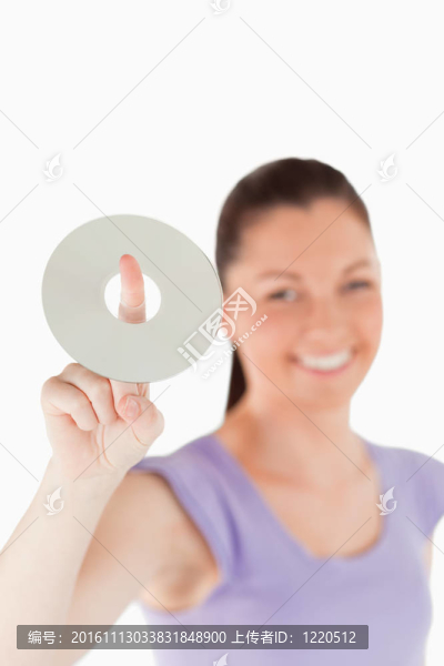 迷人的女人拿著CD站著