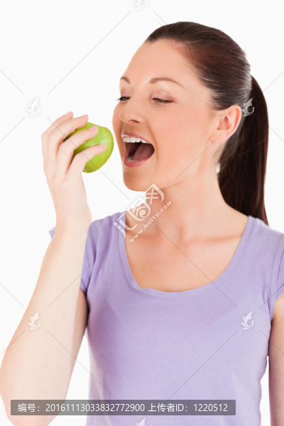美女站著吃蘋果