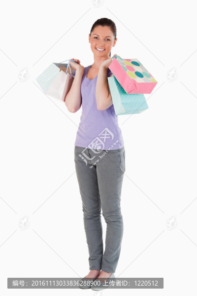 可愛的女人拿著購(gòu)物袋站著