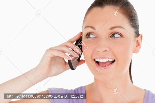 一個(gè)好看的女人在手機(jī)上站著的肖像