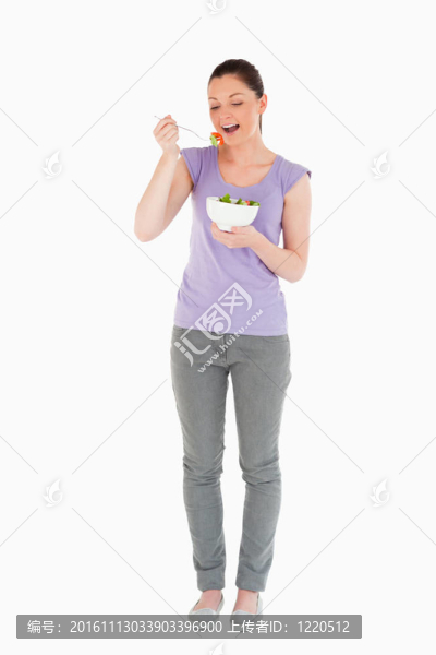 漂亮女人站著吃碗沙拉