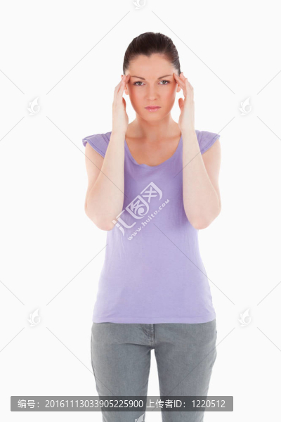 可愛的女人站著頭痛