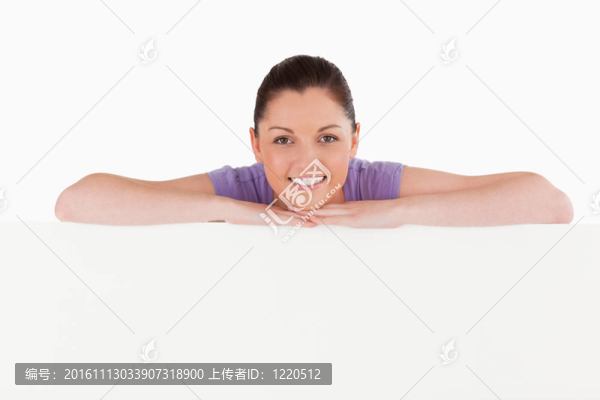 漂亮的女人站在廣告牌后面站著
