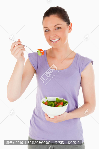 漂亮女人站著吃碗沙拉