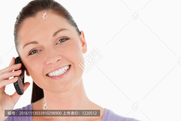 一個迷人的女人站在手機上的肖像