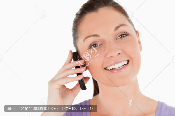 一個(gè)迷人的女人站在手機(jī)上的肖像