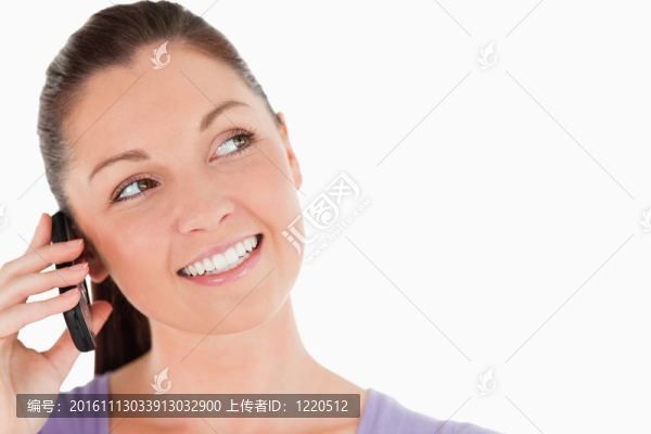 一個(gè)可愛(ài)的女人站在手機(jī)上的肖像