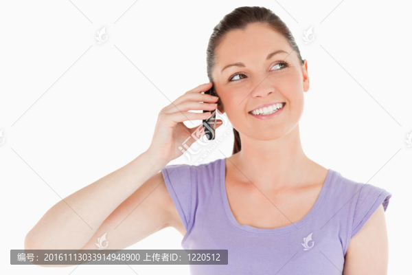 一個(gè)漂亮女人在手機(jī)上的肖像