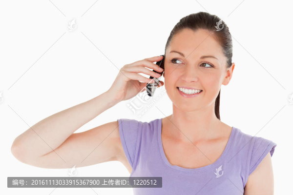 一個(gè)美麗的女人在手機(jī)上站著