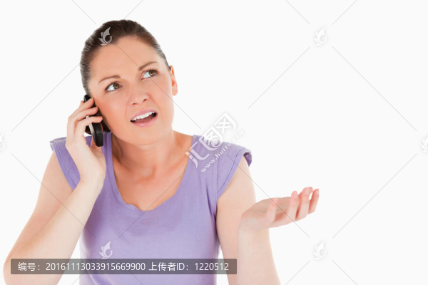 可愛的女人在手機上站著