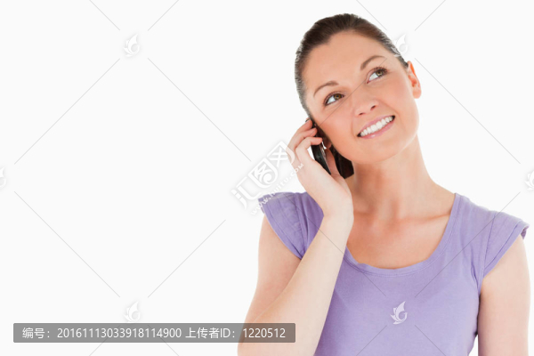 美女在手機(jī)上站著