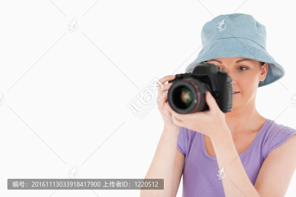 可愛的女性站著用相機