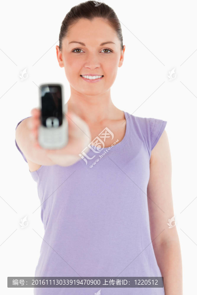 可愛的女人持有和顯示她的手機(jī)，而站