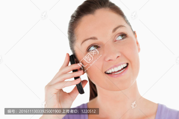 一個華麗的女人在手機上站著的肖像