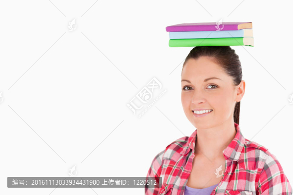 華麗的女性捧著書站在她的頭上