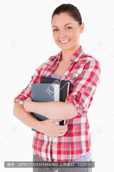 美麗的女性擺著書站著