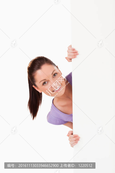 一個可愛的女人在廣告牌后面的肖像