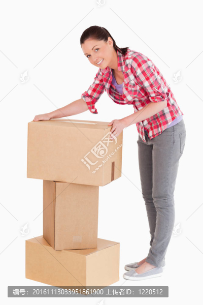 漂亮的女人站著用紙板箱冒充