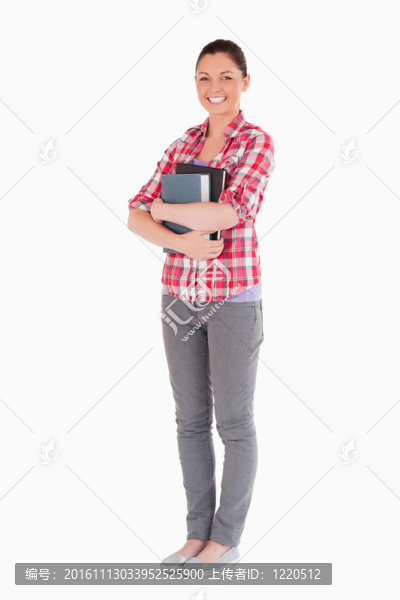 迷人的女性擺著書站著