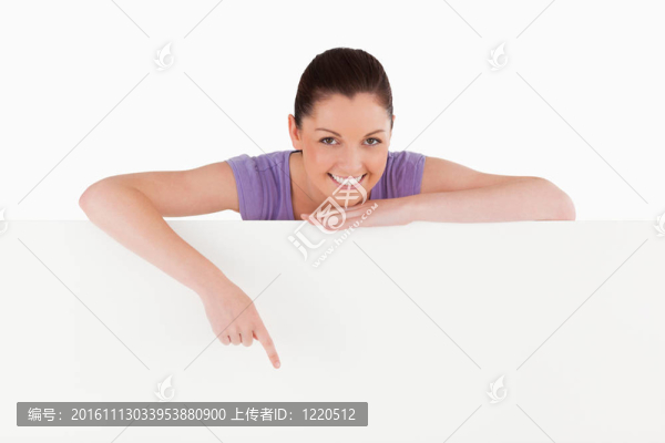 漂亮的女人指著一個(gè)廣告牌