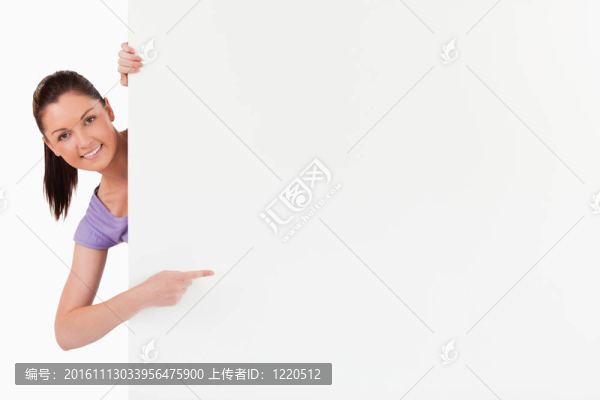 漂亮的女性指著一個(gè)拷貝空間站著