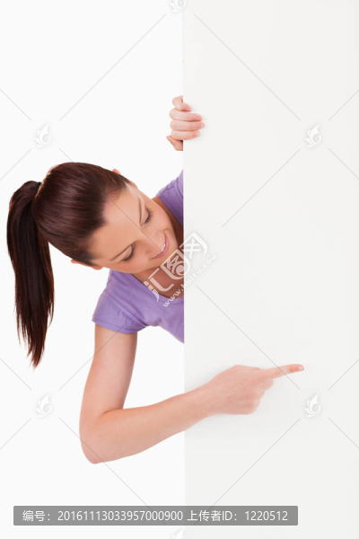美麗的女性指著一個拷貝空間站著