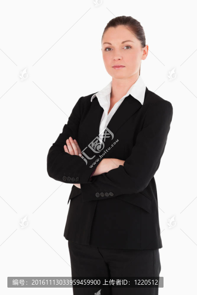 漂亮的女人在西裝擺姿勢(shì)