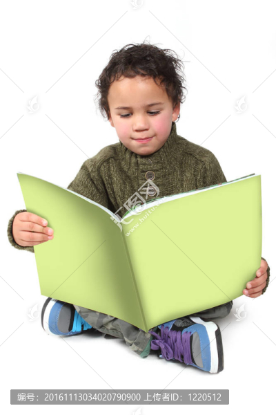 小男孩讀一本書(shū)
