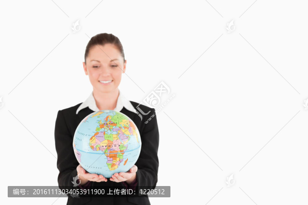 迷人的女人拿著地球儀