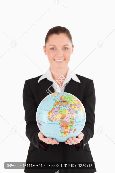 穿西裝的漂亮女人拿著一個(gè)地球儀