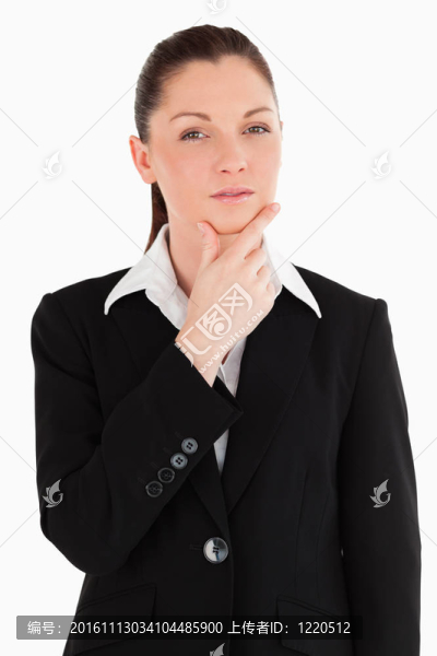 可愛的女性在西裝擺姿勢