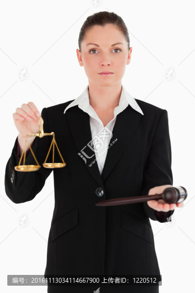在司法訴訟標(biāo)著漂亮女人和一個小木槌