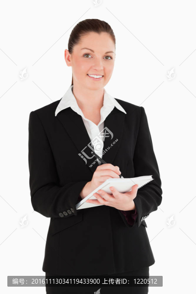 一個(gè)有魅力的女人在筆記本上寫西裝的肖像
