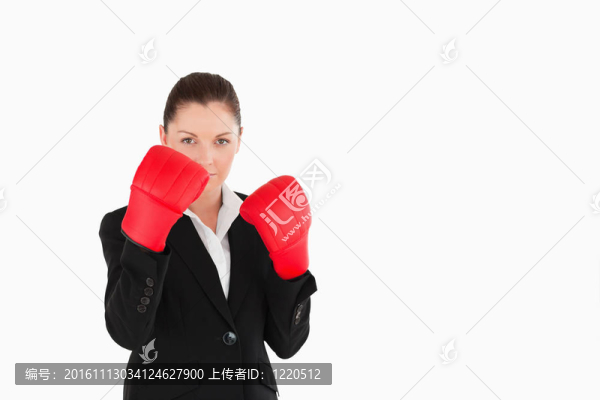 漂亮女人戴著拳擊手套