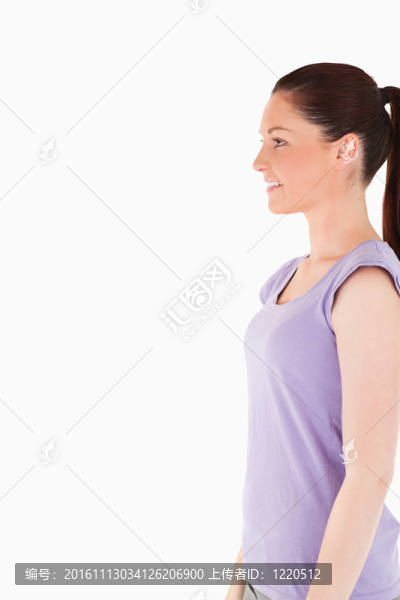迷人的女性姿勢站立時