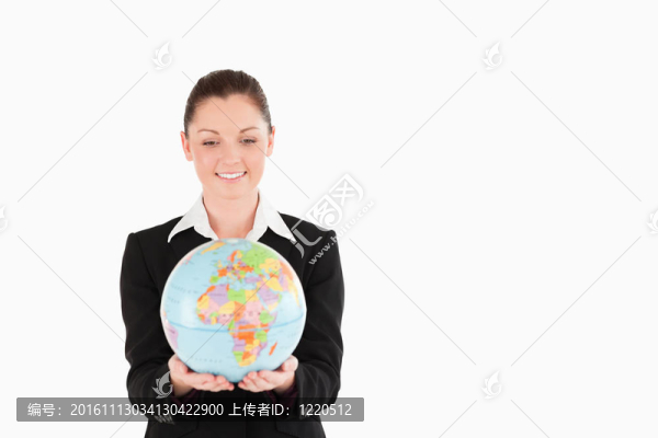 漂亮的女人拿著地球儀