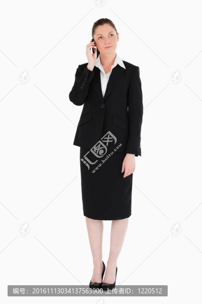 迷人的女人在西裝上的電話