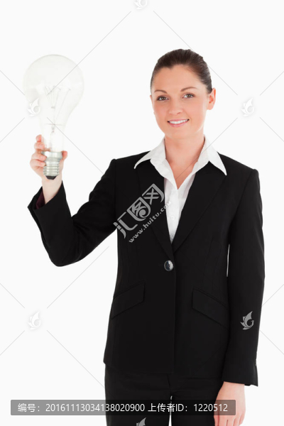 可愛的女子在舉行一個燈泡，而站