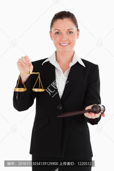 漂亮的女人拿著衣服在司法尺度和木槌在白色背景下站