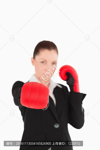 可愛的女人戴著一些拳擊手套