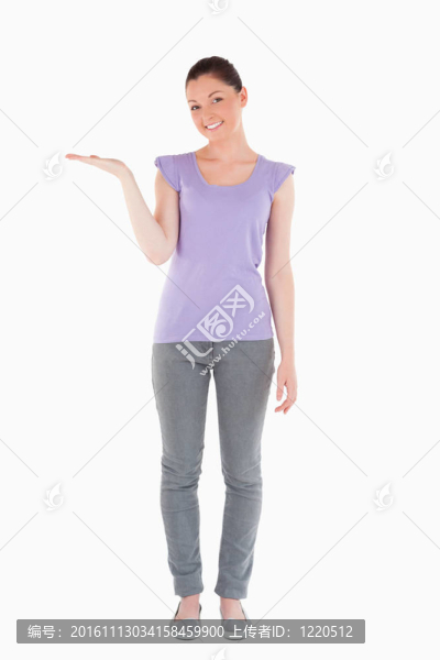 美麗的女人展示了一個復制空間
