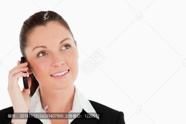 一個(gè)漂亮女人在手機(jī)上的肖像