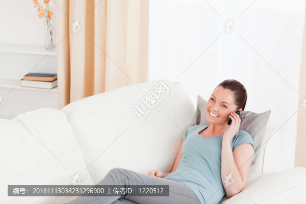 漂亮女人躺在沙發(fā)上打電話