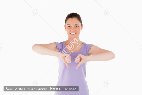 美女站著大拇指向下站著
