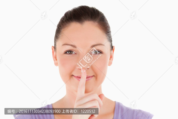 一個好看的女人站著做安靜的肖像