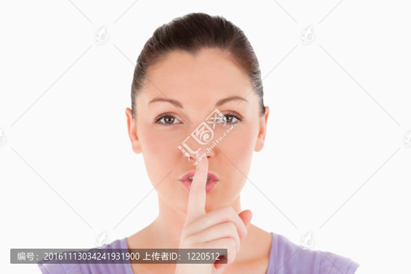 一個(gè)美麗的女人站著做安靜的畫(huà)像