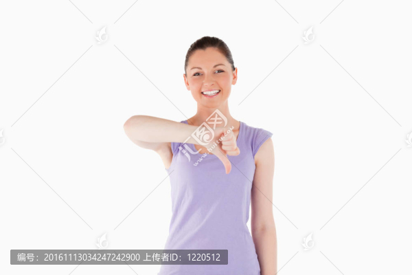 迷人的女人站著大拇指向下