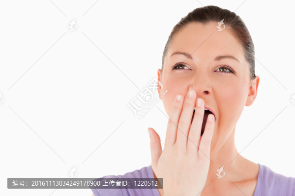 一個美麗的女人站著打哈欠的肖像