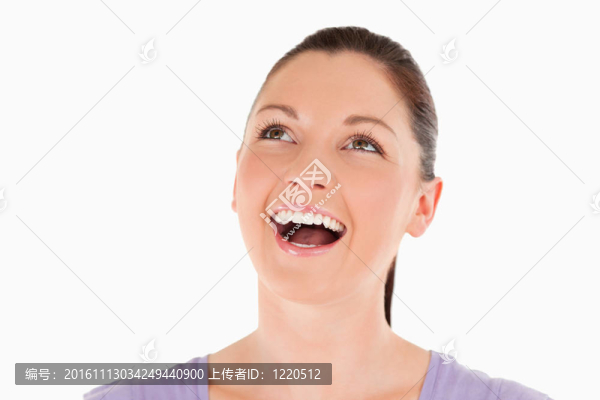 一個(gè)快樂(lè)的女性擺姿勢(shì)的肖像