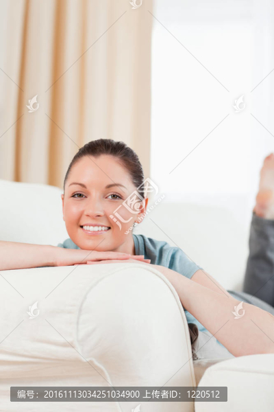 可愛的女人在沙發(fā)上擺姿勢